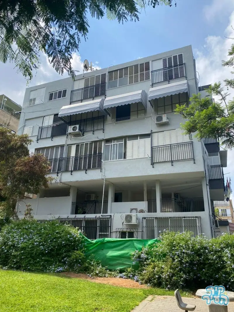 ההגנה 17 בת ים -דירת 2.5 חדרים מרווחת כמו 3 מול גן הניצחון !!!