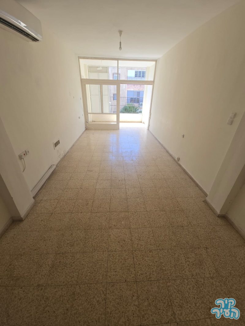 ארלוזרוב 51 בת ים - השכרה , דירת 3 חדרים מרווחת ומוארת מאוד 80 מטר!! מרחק הליכה מהרכבת הקלה