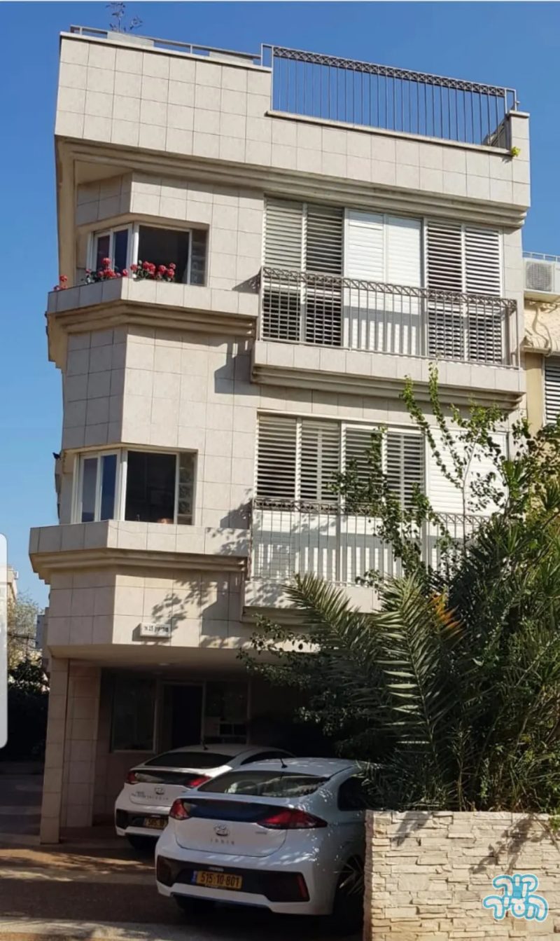 להשכרה רחוב מודיעין 15 חולון שכונת קריית עבודה 6 חדרים כולל ממ"ד פלוס חניה ומחסן וגינה וגג