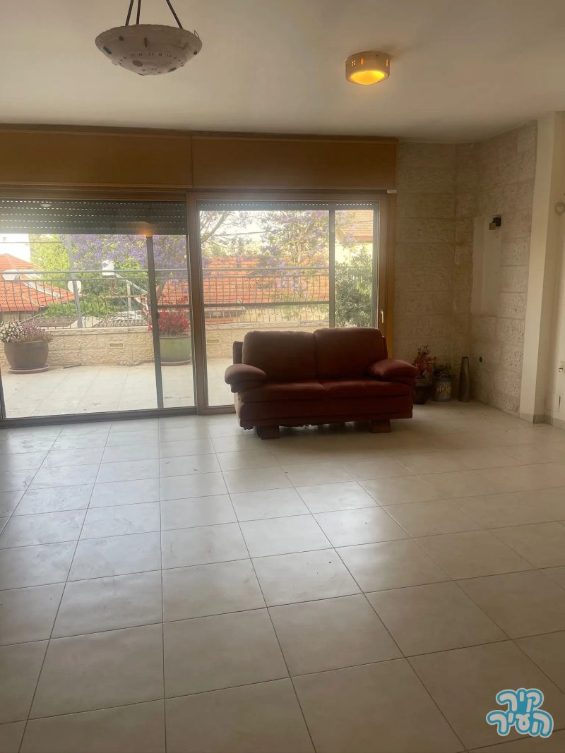 חצי מדו משפחתי ברח' רבינוביץ 4, קרית יובל, ירושלים