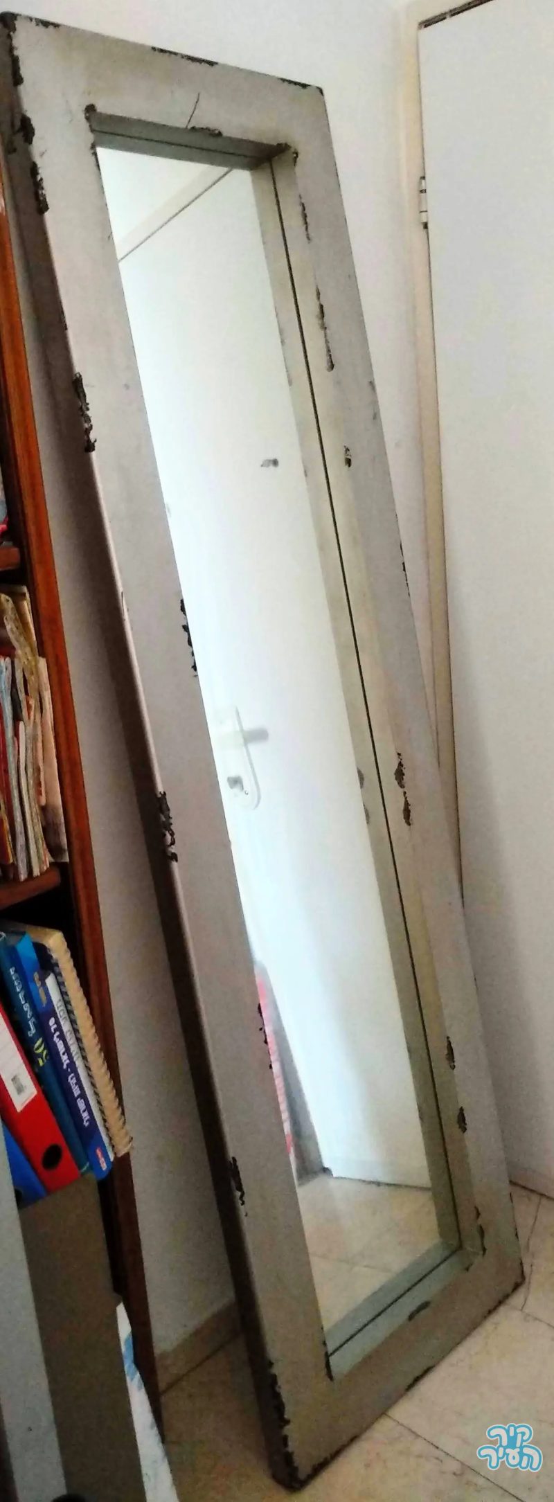 מראה עומדת גבוהה אפורה ייחודית
