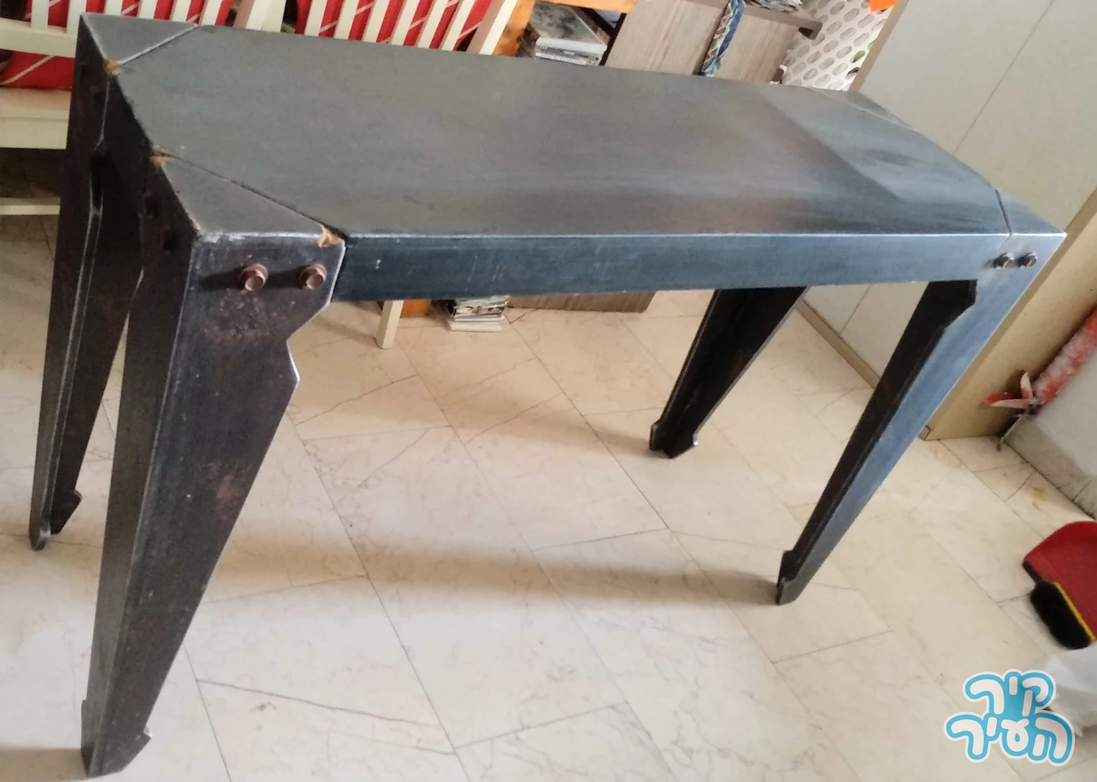 שולחן טואלט שחור מעוצב ייחודי - תמונה 2