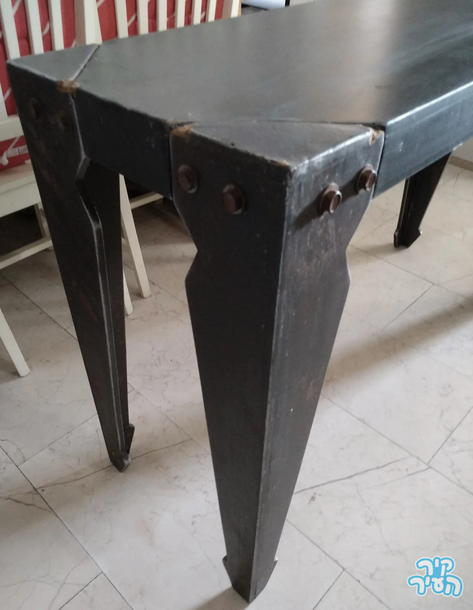 שולחן טואלט שחור מעוצב ייחודי - תמונה 3
