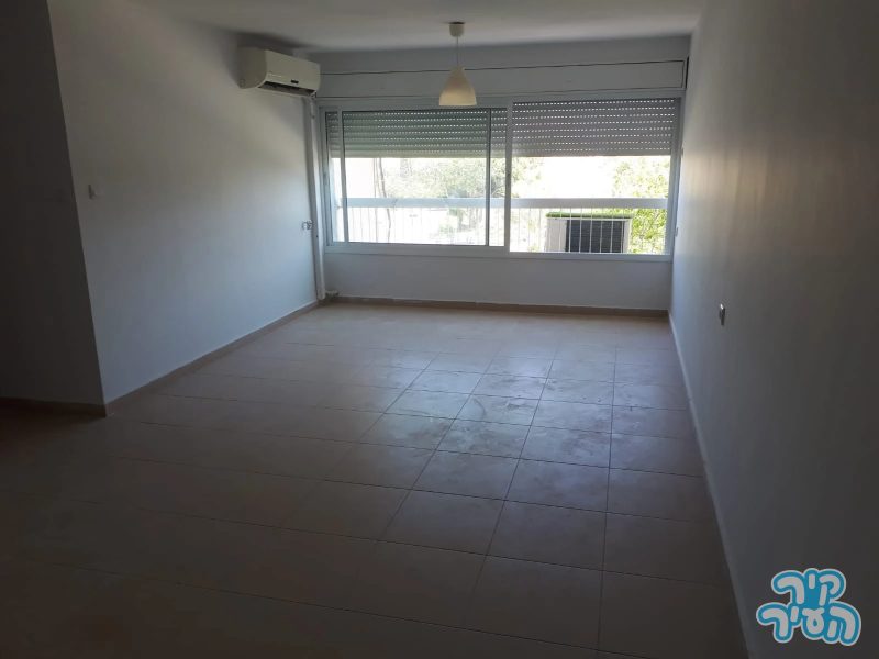 הרב לוי 4 דירת 4 חדרים משופצת עם מעלית וחניה משותפת