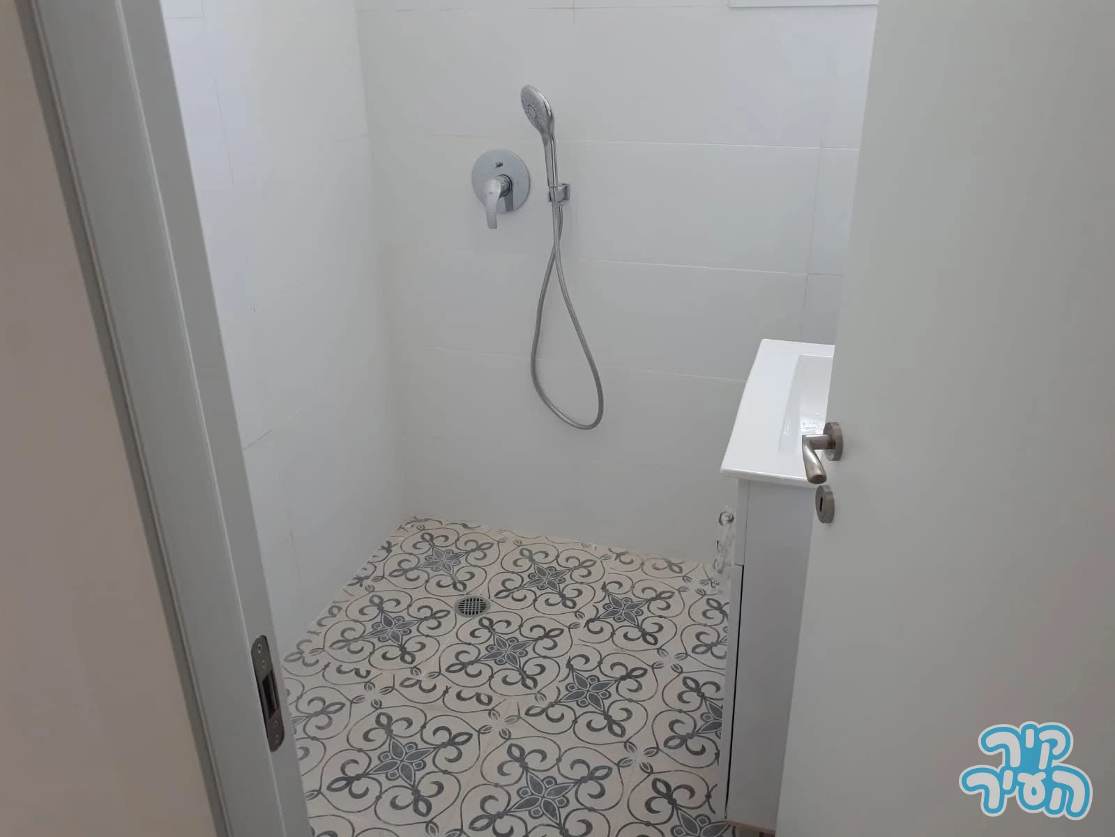 הרב לוי 4 דירת 4 חדרים משופצת עם מעלית וחניה משותפת - תמונה 4